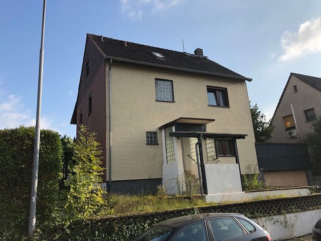 Freistehendes Objekt, sanierungsbedürftig